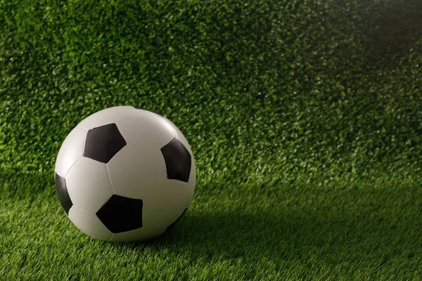 Bola de futebol no campo verde. O conceito de jogos de futebol . — Fotografia de Stock