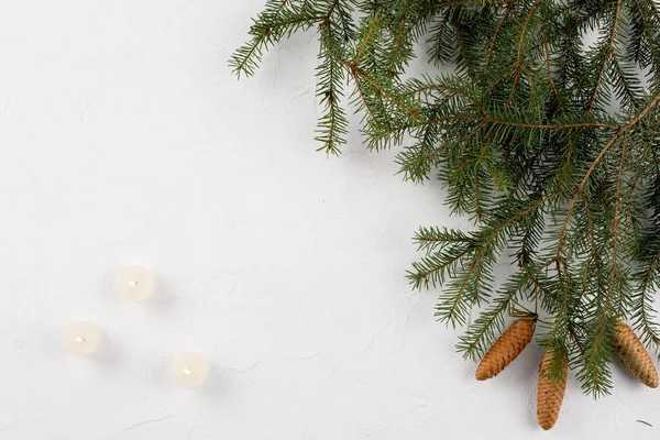 Decorazione natalizia con spazio per la copia. Coni di rami di abete e attributi natalizi. Posizionalo sotto il tuo testo. Il concetto di un umore festivo. Posa piatta . — Foto Stock