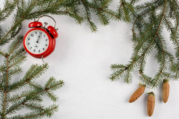 Weihnachtsdekoration mit Kopierraum. Tannenzapfen und weihnachtliche Attribute. Legen Sie es unter Ihren Text. das Konzept einer festlichen Stimmung. flache Lage. — Stockfoto