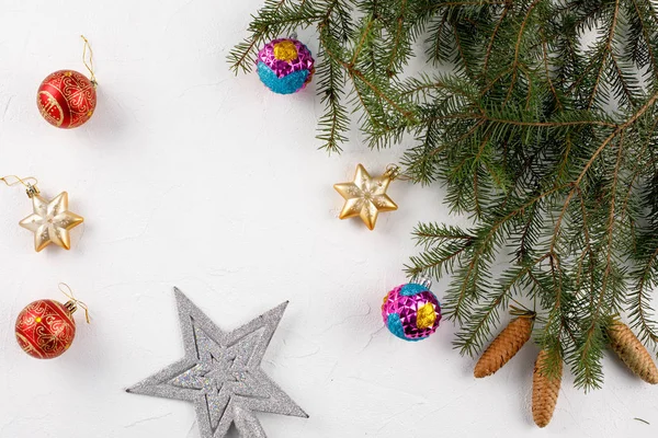 Weihnachtsdekoration mit Kopierraum. Spielzeugkegel und Neujahrsattribute. unter Ihrem Text platzieren. das Konzept einer festlichen Stimmung. — Stockfoto