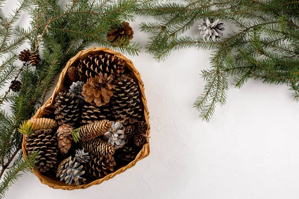 Kopya alanı olan bir Noel çerçevesi. Düz yatıyordu. Koniler ve yeni yıl dekoru. Mesajının altına yerleştir. Metnin altına yerleştir. Şenlik havası.. — Stok fotoğraf