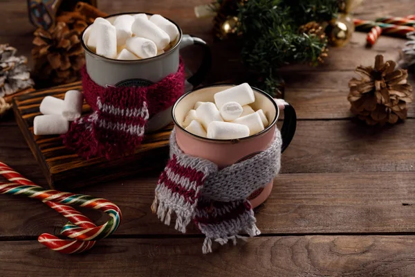 Christmas marshmallows and New Year decorations and sweet canes on a wooden background. Winter holidays, new year mood. Copy space. Close up. — Stock Photo, Image