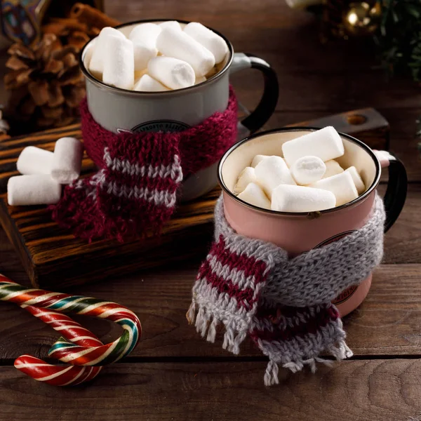 Christmas marshmallows and New Year decorations and sweet canes on a wooden background. Winter holidays, new year mood. Copy space. Close up. — Stock Photo, Image