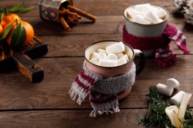 Noel şekerlemeleri ve Noel süsleri ve ahşap bir arka planda mandalinalar. Kış tatili, yeni yıl havası. Uzayı kopyala Kapatın. Pankart.