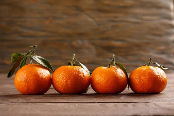 Mandarine Orangen Reihenfolge für Weihnachten und Neujahr auf Holzgrund. Obstkonzeption im Urlaub. — Stockfoto