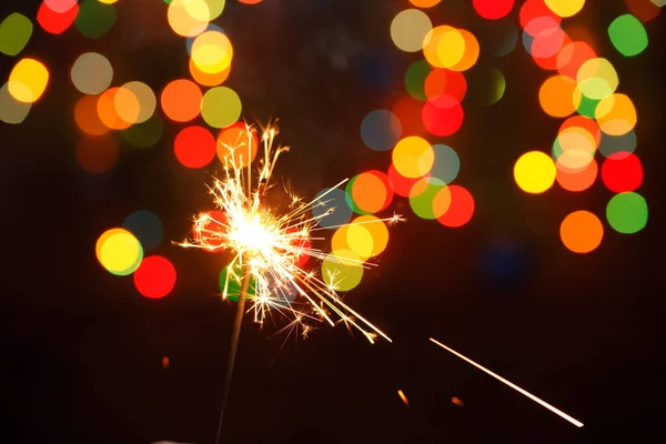 Gyönyörű csillagszórók egy koszorú hátterében. gyönyörű ünnep kártya az új évre. — Stock Fotó