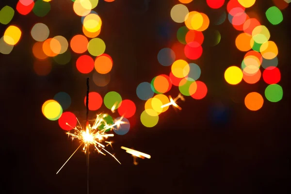 Красиві блискавки на тлі гірлянди. красива святкова листівка на Новий рік . — стокове фото