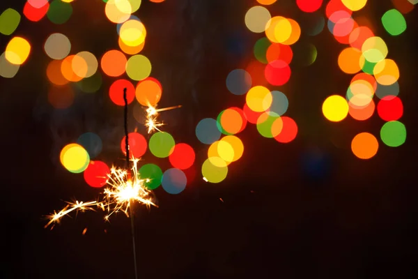 Gyönyörű csillagszórók egy koszorú hátterében. gyönyörű ünnep kártya az új évre. — Stock Fotó