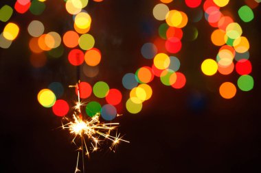 Bir çelengin arka planında güzel maytaplar. Yeni yıl için güzel bir tatil kartı..