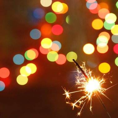 Bir çelengin arka planında güzel maytaplar. Yeni yıl için güzel bir tatil kartı..