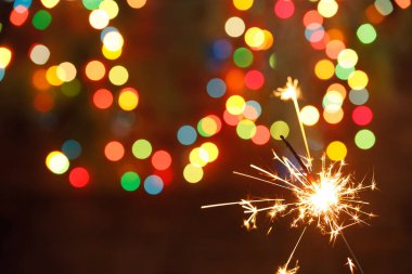 Bir çelengin arka planında güzel maytaplar. Yeni yıl için güzel bir tatil kartı..