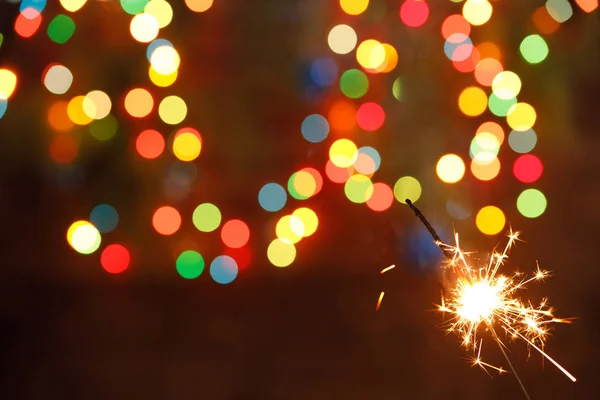 Красиві блискавки на тлі гірлянди. красива святкова листівка на Новий рік . — стокове фото