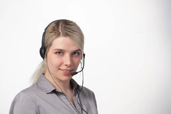 Retrato de atractiva mujer de negocios con auriculares aislados sobre fondo blanco con área grande para su texto . — Foto de Stock