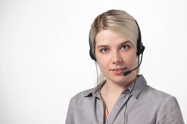 Portrét atraktivní obchodní žena se sluchátky izolované přes bílé pozadí s velkým prostorem pro váš text. — Stock fotografie