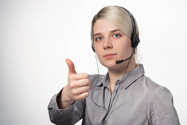 Žena pracující v call centru volání s úsměvem izolované přes bílé pozadí s velkým prostorem pro váš text. — Stock fotografie