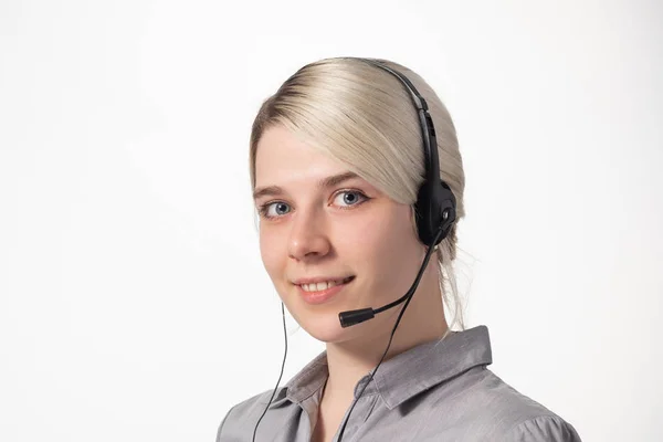 Mujer trabajando en call center llamando con sonrisa aislada sobre fondo blanco con área grande para su texto . — Foto de Stock
