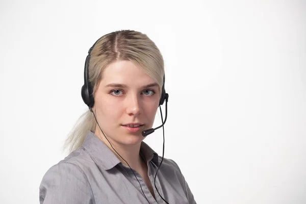 Portrét atraktivní obchodní žena se sluchátky izolované přes bílé pozadí s velkým prostorem pro váš text. — Stock fotografie