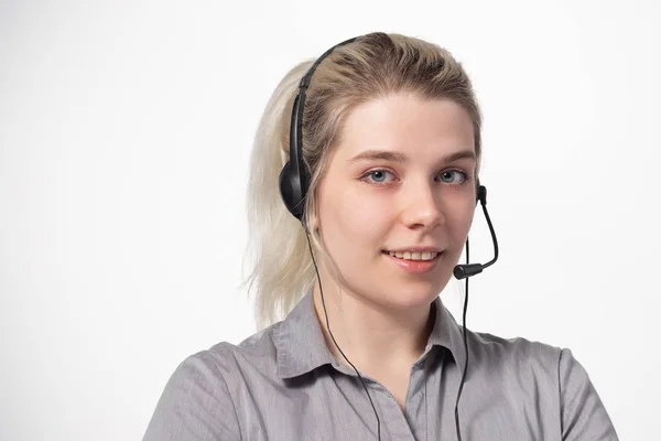 Kvinna som arbetar på callcenter ringer med leende isolerad över vit bakgrund med stor yta för din text. — Stockfoto