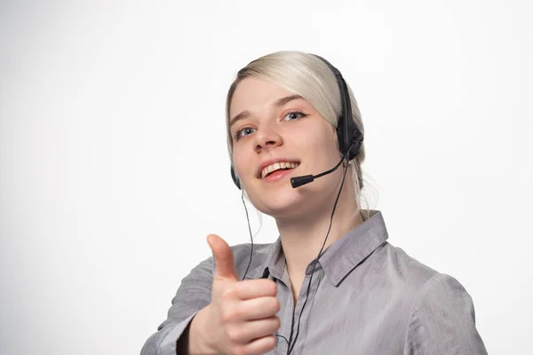 Portrét call centra pro zaměstnance na bílém pozadí. Operátor podpory. — Stock fotografie