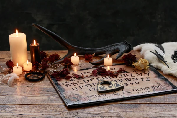 Rituel mystique avec Ouija et bougies. Concept de planche du diable, magie noire ou rite de la bonne aventure avec symboles occultes et ésotériques . — Photo