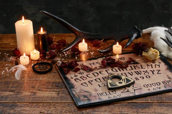 Ritual místico com Ouija e velas. Conceito de tabuleiro do diabo, magia negra ou rituais de adivinhação com símbolos ocultos e esotéricos . — Fotografia de Stock