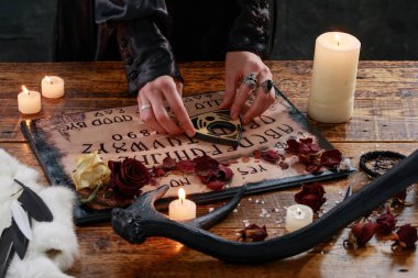 Şeytan 'ın tahtası ve mumlarıyla mistik ayin. Kız ruh diyor. Okültizm ve kara büyünün mistik atmosferi..