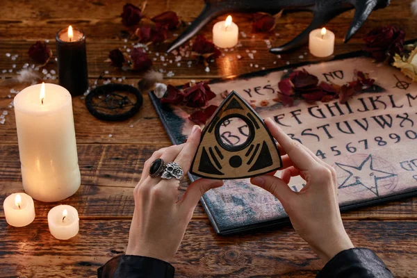 Titokzatos rituálé Ördög táblájával és gyertyákkal. A lány hívja szellemeket.Az okkultizmus és a fekete mágia misztikus atmoszférája. — Stock Fotó