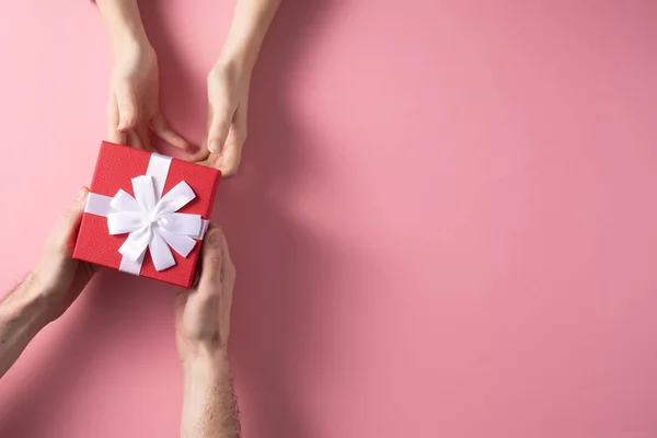 Valentine's Day celebration concept. A nice gift from a loved on — Stock Photo, Image