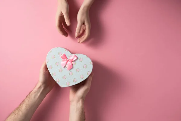 Valentijnsdag viering concept. Een mooi cadeau van een geliefde op — Stockfoto