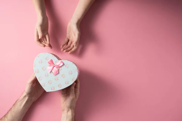 Valentijnsdag viering concept. Een mooi cadeau van een geliefde op — Stockfoto