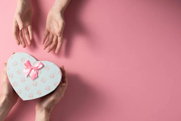 Alla hjärtans dag firande koncept. En fin present från en älskad på — Stockfoto