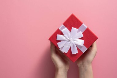 Sevgililer Günü kutlaması konsepti. Sevilen birinden güzel bir hediye.