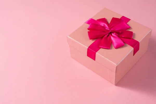 Валентинів день святкування концепції. Гарний подарунок від коханої. Коробка з луком на тонкому рожевому фоні. Копіюю простір. Плоть лежала. Підсумок.. — стокове фото