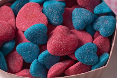 Şeker mavisi reçel ve kalp şeklinde gül Sevgililer Günü tatili konsepti.