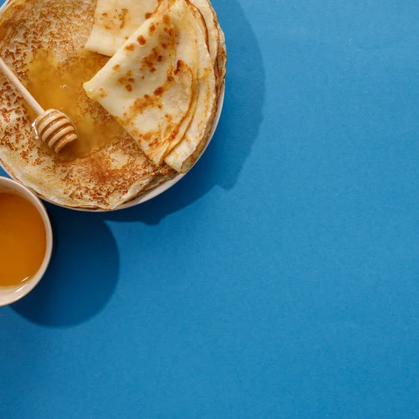 Tasty Homemade Pancakes Honey Blue Background Top View Close Traditional — Stock Photo, Image