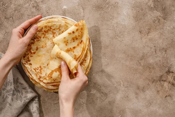 Deliciosos Panqueques Caseros Con Miel Sobre Fondo Textural Vista Superior —  Fotos de Stock