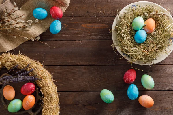 Bodegón Muchos Huevos Pascua Colores Sobre Fondo Madera Rústico Decoración — Foto de Stock