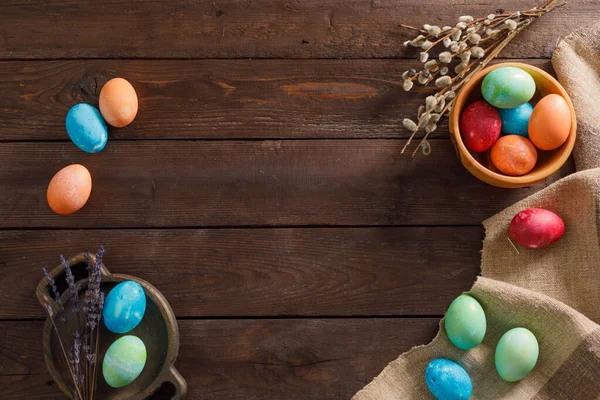 Natureza Morta Muitos Ovos Páscoa Coloridos Fundo Madeira Rústico Decoração — Fotografia de Stock