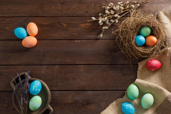 Natureza Morta Muitos Ovos Páscoa Coloridos Fundo Madeira Rústico Decoração — Fotografia de Stock