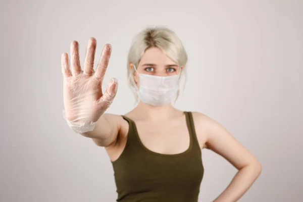 Uma Menina Com Uma Máscara Luvas Para Protegê Vírus Coroa — Fotografia de Stock