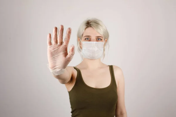 Uma Menina Com Uma Máscara Luvas Para Protegê Vírus Coroa — Fotografia de Stock