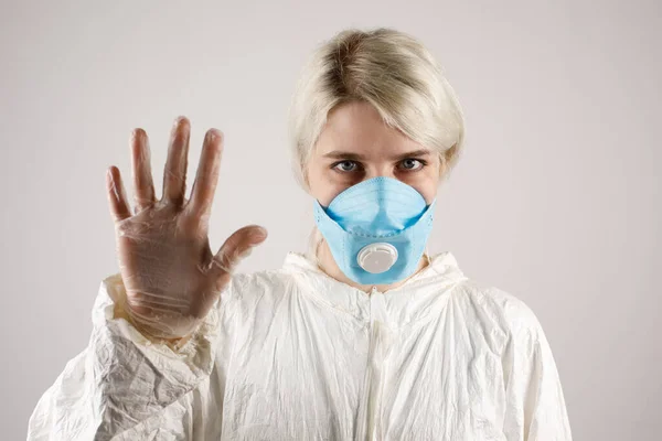 Niña Usa Traje Protector Respirador Para Proteger Salud Enfermedades Virales —  Fotos de Stock