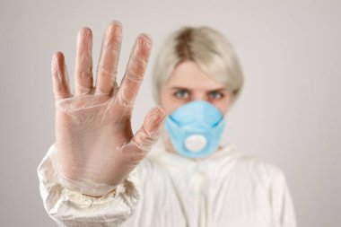 Kız sağlığını viral, salgın ve bulaşıcı hastalıklardan korumak için koruyucu giysi ve solunum cihazı kullanıyor. Yeni Covid-19. Corona virüsü salgını konsepti. Virüsü durdur..