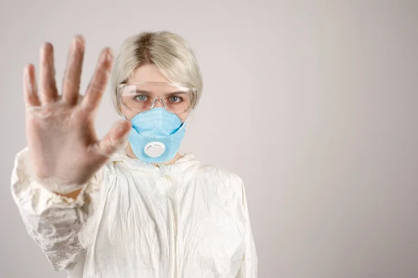 Niña Usa Traje Protector Respirador Para Proteger Salud Enfermedades Virales —  Fotos de Stock