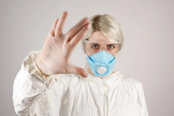 Niña Usa Traje Protector Respirador Para Proteger Salud Enfermedades Virales —  Fotos de Stock