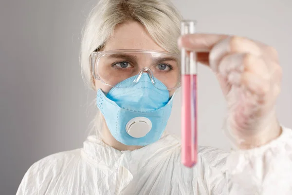 Flicka Skyddsdräkt Och Respirator För Att Skydda Hälsan Mot Virussjukdomar — Stockfoto