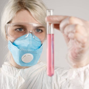 Sağlığı viral, salgın ve bulaşıcı hastalıklardan korumak için koruyucu kıyafetli ve solunum cihazlı bir kız. Yeni Covid-19. Aşı arama konsepti. Virüsü durdur..