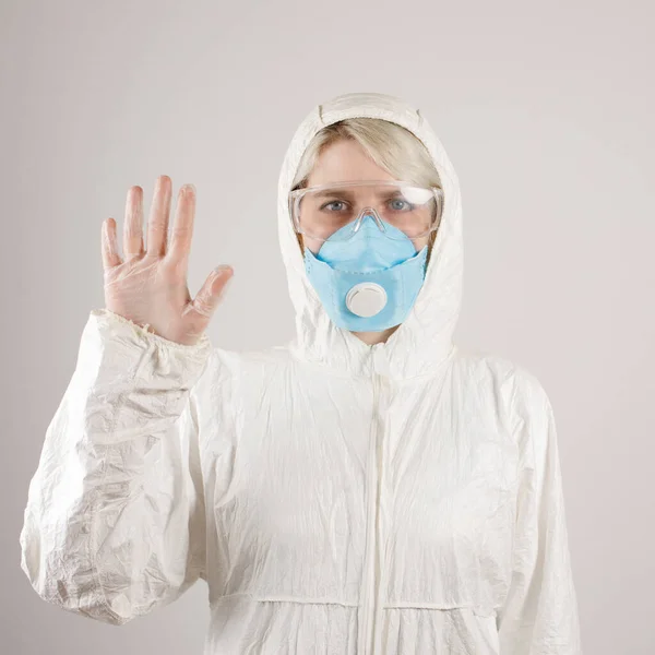 穿着防护服和呼吸器的女孩 以保护健康 防止感染病毒 流行病和传染病 新Covid 电晕病毒大流行的概念 停止病毒 后续行动 — 图库照片