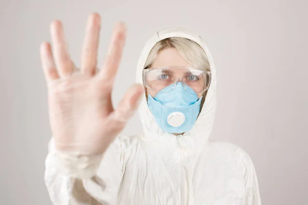 Dívka Ochranném Obleku Respirátor Ochranu Zdraví Před Virovými Epidemickými Infekčními — Stock fotografie