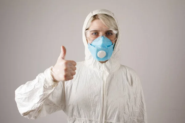 穿着防护服和呼吸器的女孩 以保护健康 防止感染病毒 流行病和传染病 新Covid 电晕病毒大流行的概念 停止病毒 后续行动 — 图库照片